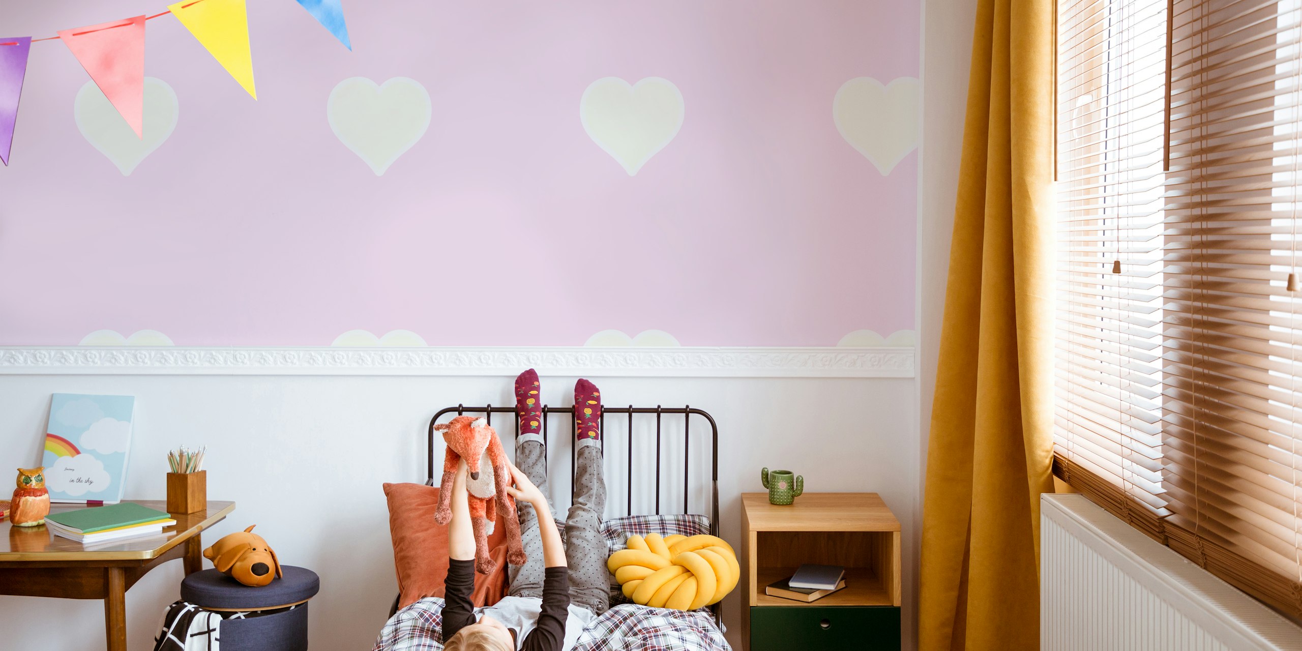 Pastellin vaaleanpunainen seinämaalaus, jossa vintage-tyylinen kermanvärinen sydänkoristelu