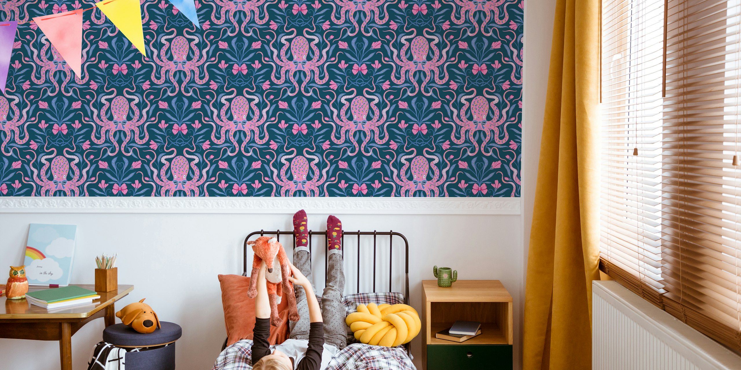 Papel de parede Preppy Octopus em um quarto elegante