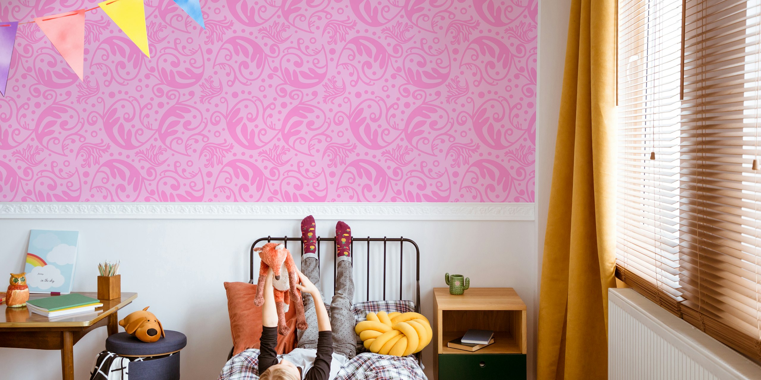Stravagante decorazione murale con motivo a spirale e ornamento rosa