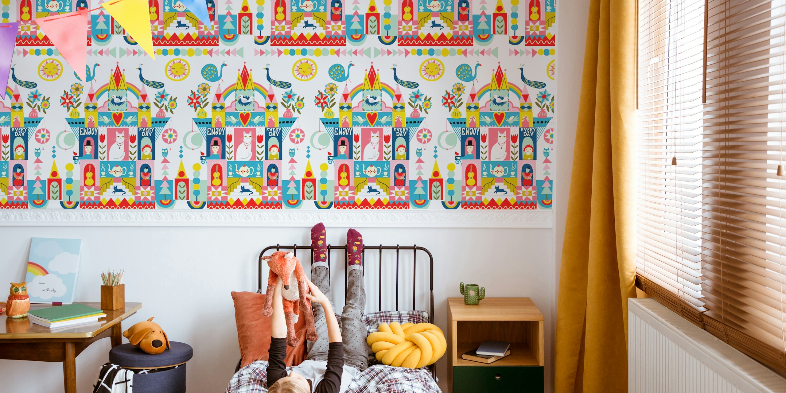 Fargerik tapet med en happy sunny peacock cat house og katter