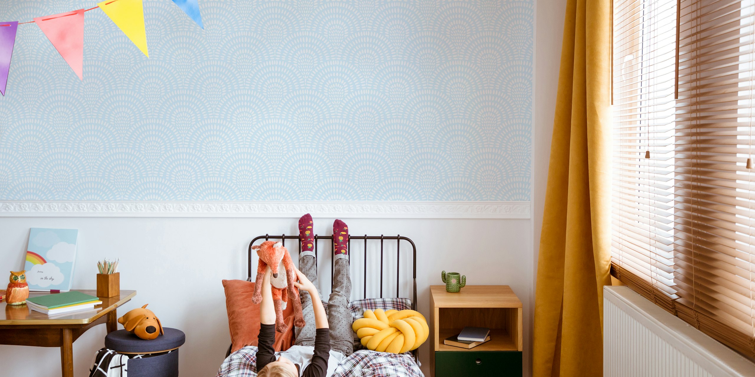 Scallops pattern wallpaper in a room
