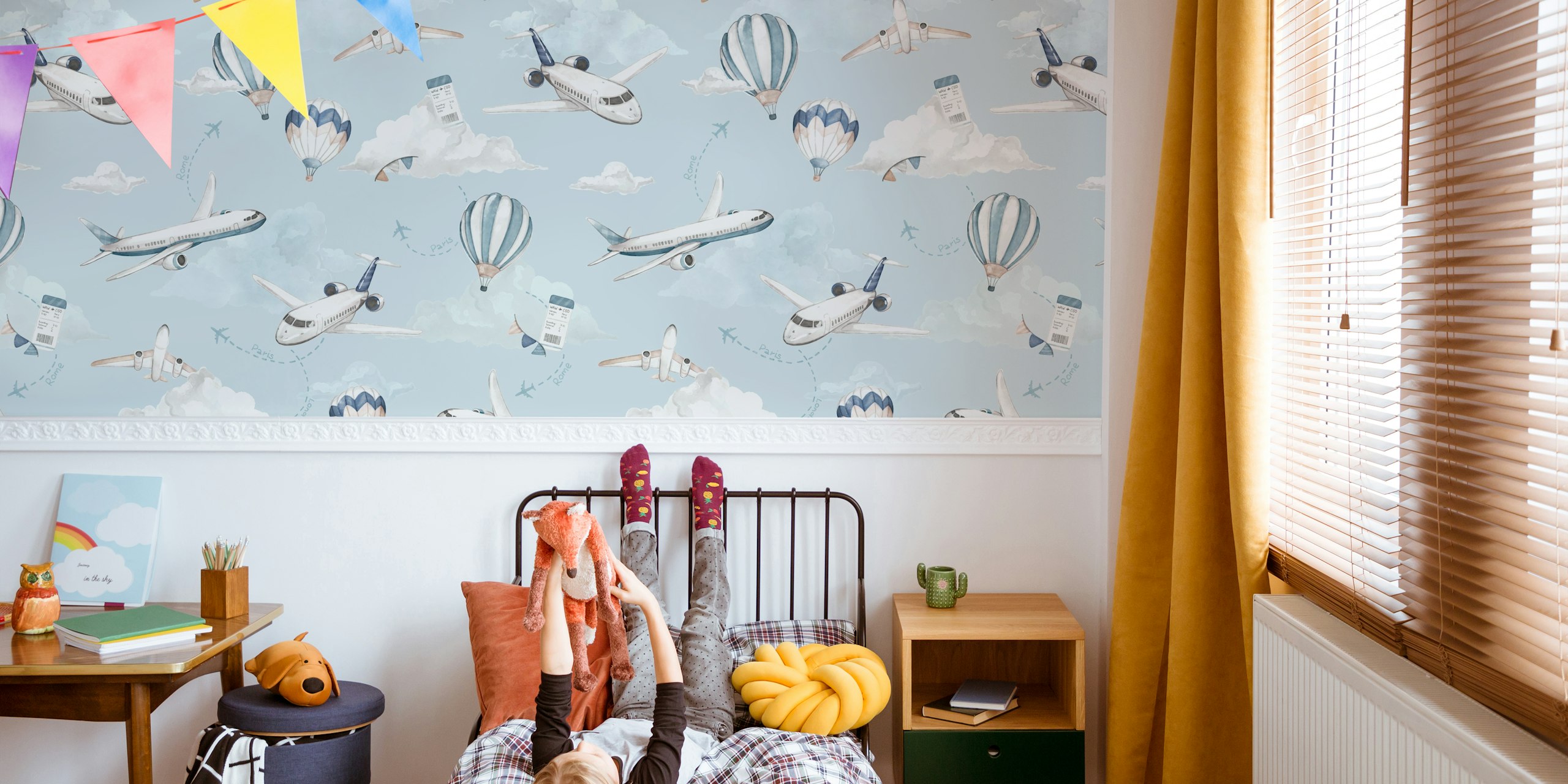 Diseño de papel tapiz con aviones y globos aerostáticos