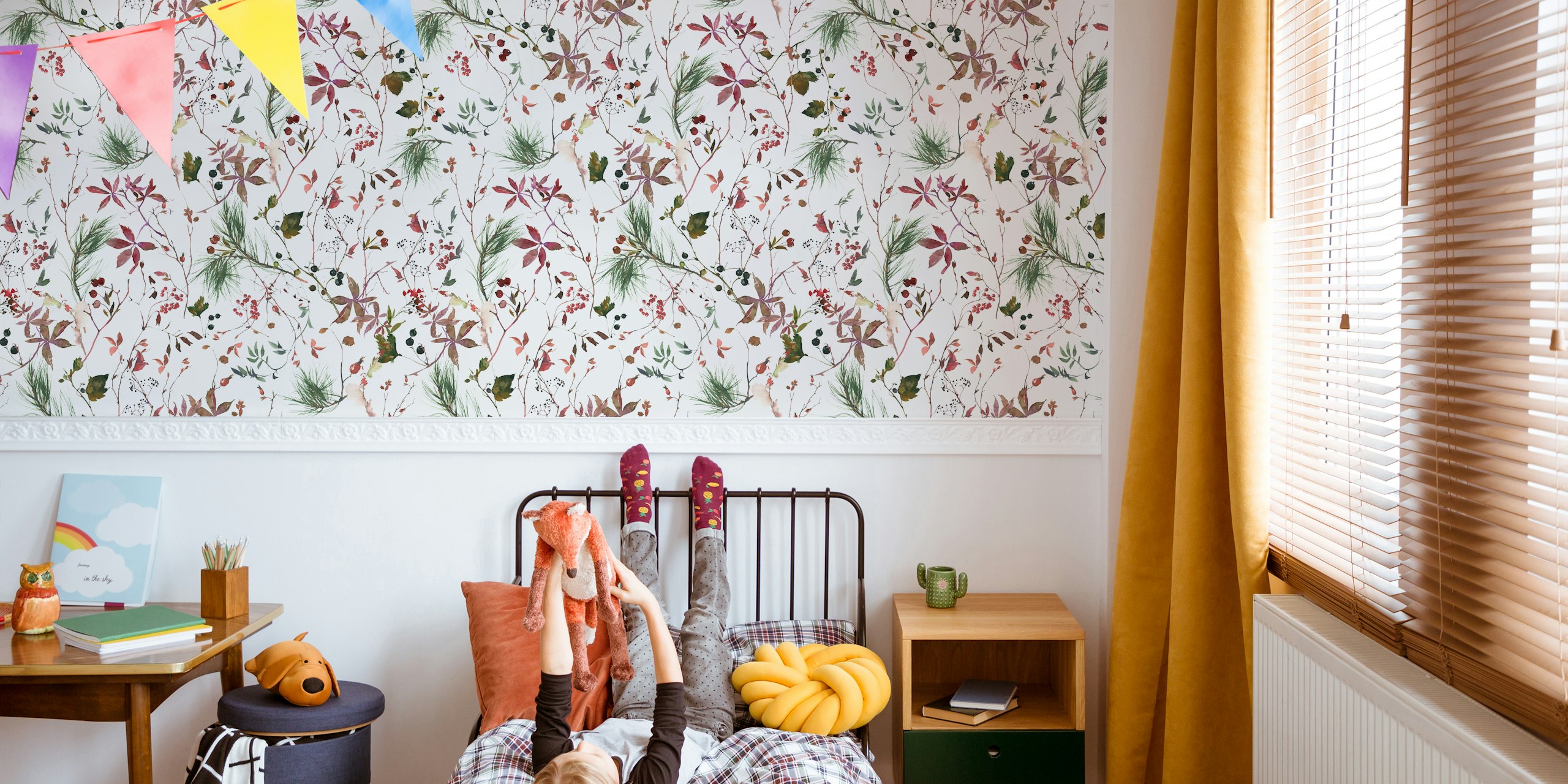 Rustic Berry Sprig wallpaper em um quarto