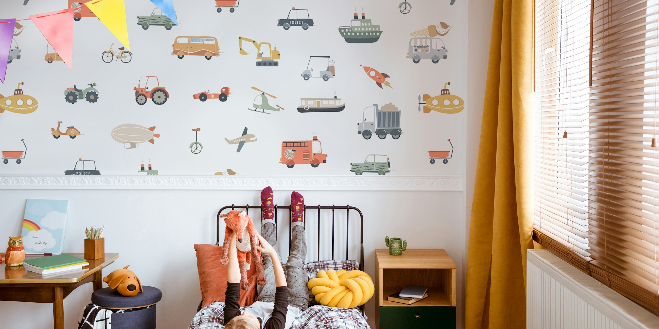 Bunte Fahrzeug-Themen-Tapete in einem Raum