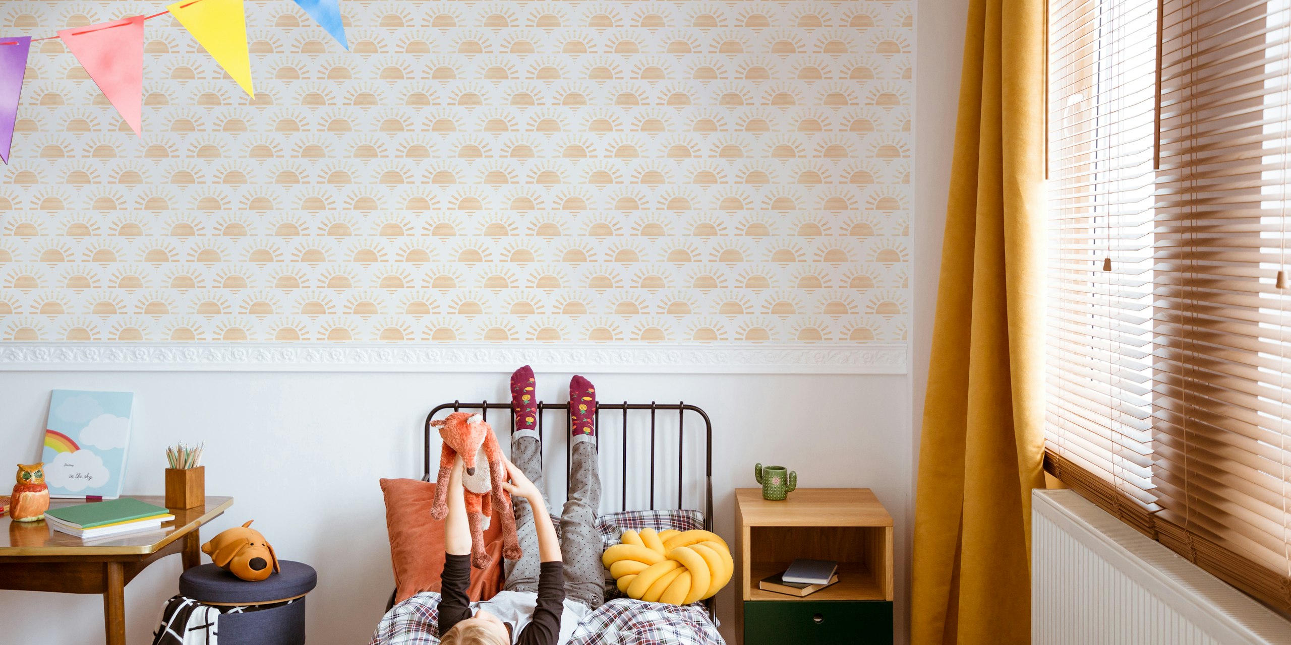 Peach sunburst kuviollinen seinämaalaus, jossa on hehkuva vaikutus, joka luo rauhallisen ja modernin tunnelman