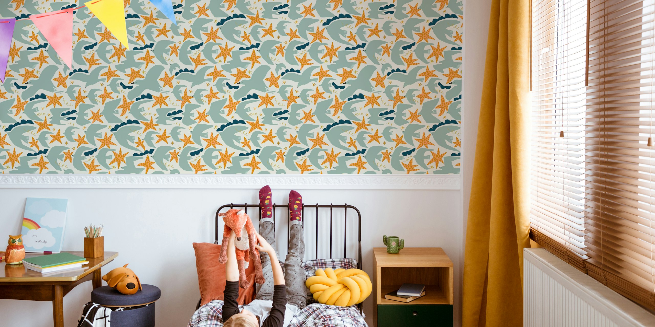 Mod birds neutral grey papel de parede em um quarto