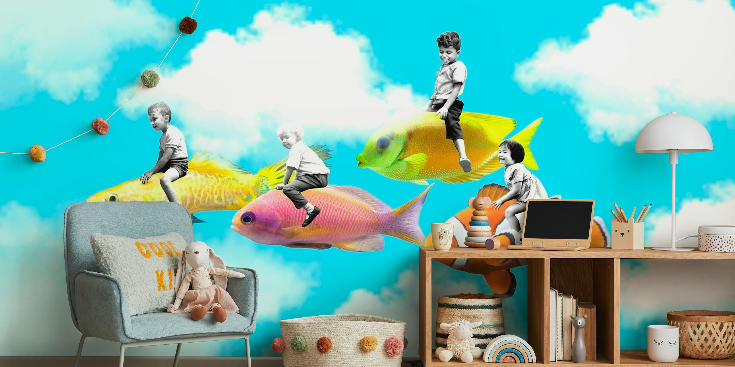 Bambini che cavalcano pesci colorati nel murale 'I bambini del mondo' su uno sfondo blu cielo