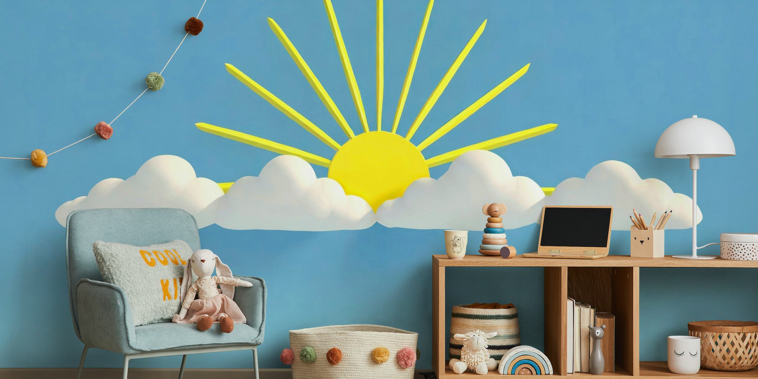 Ilustracija nasmiješenog sunca sa zrakama i bijelim oblacima na plavoj pozadini zidnog murala.