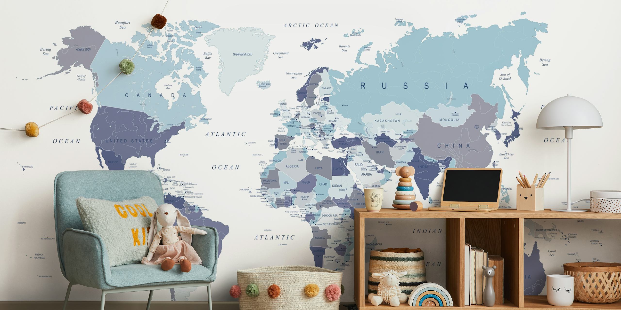 Stilfuldt Adventure Awaits World Map vægmaleri med blød farvepalet og klare kartografiske detaljer
