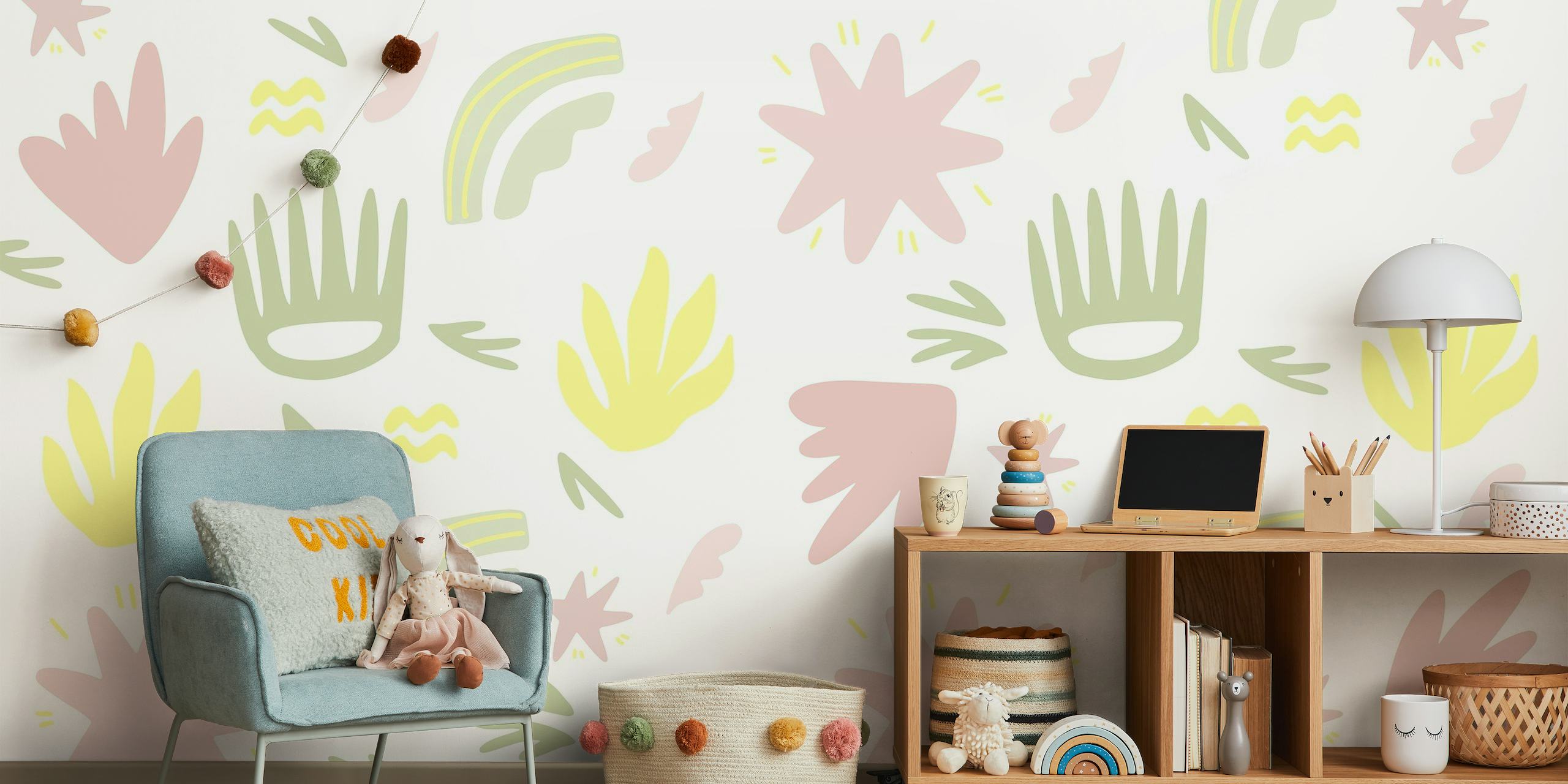 Muurschildering in handgetekende stijl met pastelgele, roze en groene botanische elementen