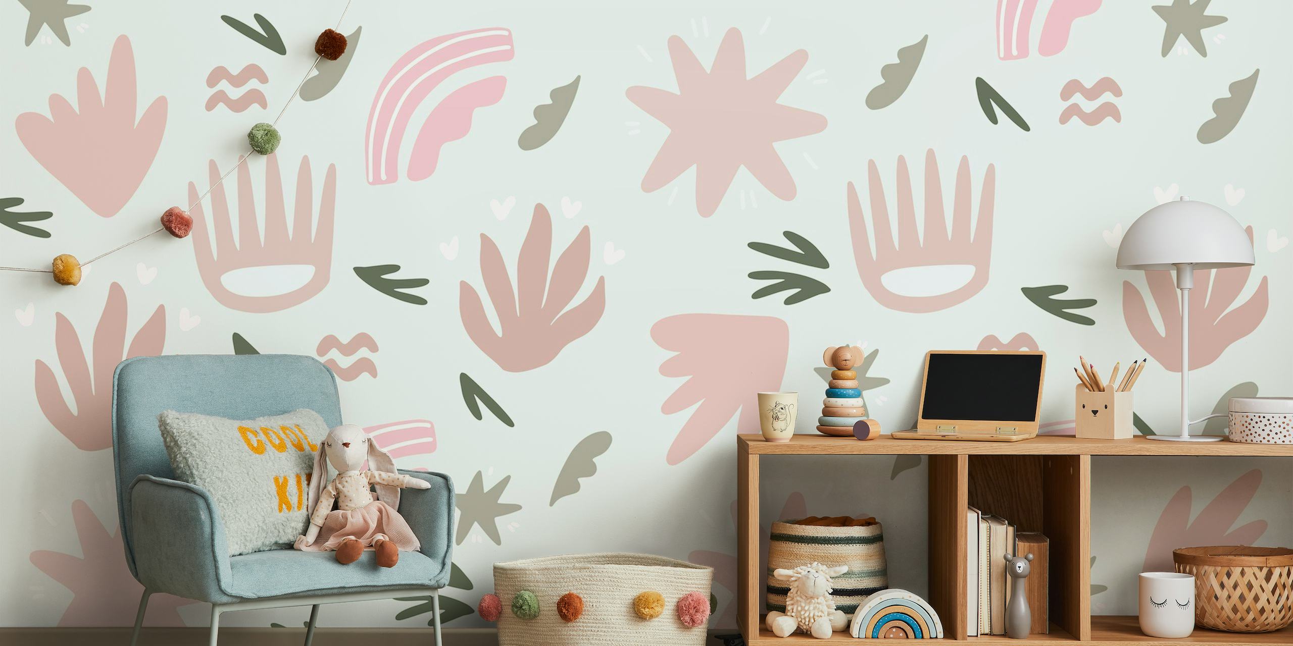 Abstrakti leikkisä kukkainen seinämaalaus pehmeän pinkin ja harmaan sävyinä lastenhuoneeseen