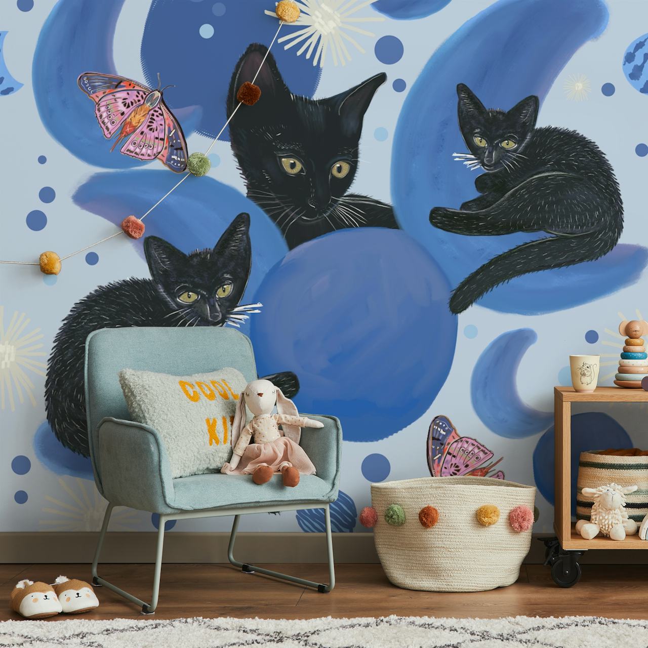 Svarta katter varvat med månfaser och stjärnor på en väggmålning