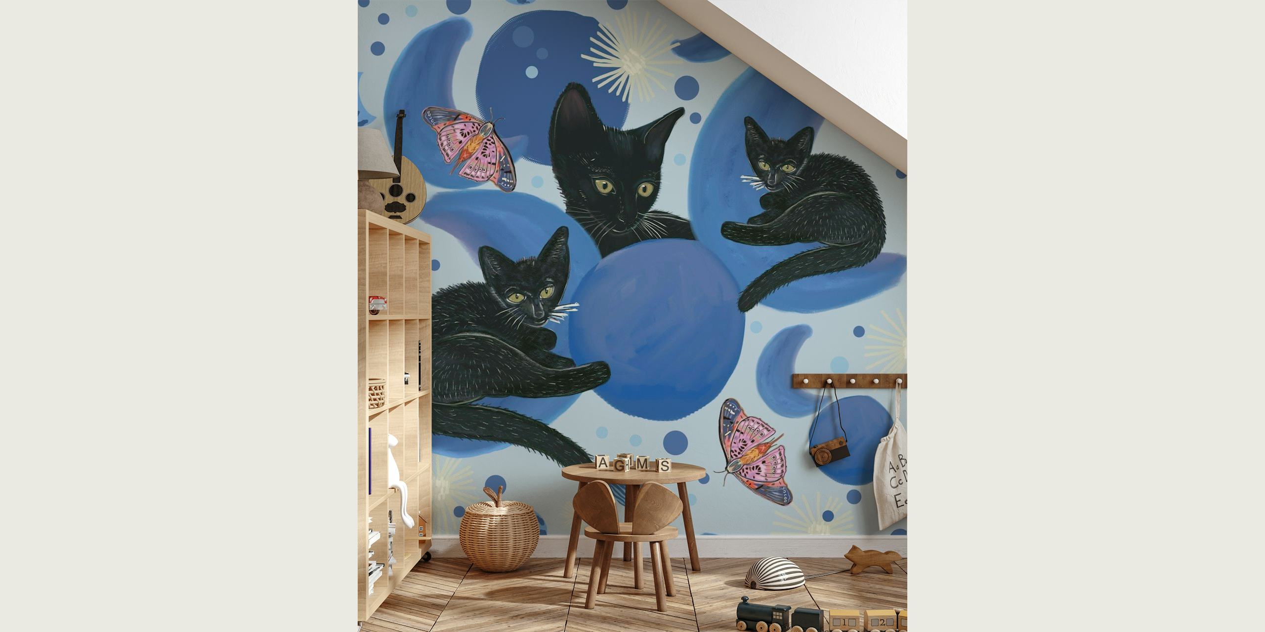 Gatos pretos intercalados com fases da lua e estrelas em um mural