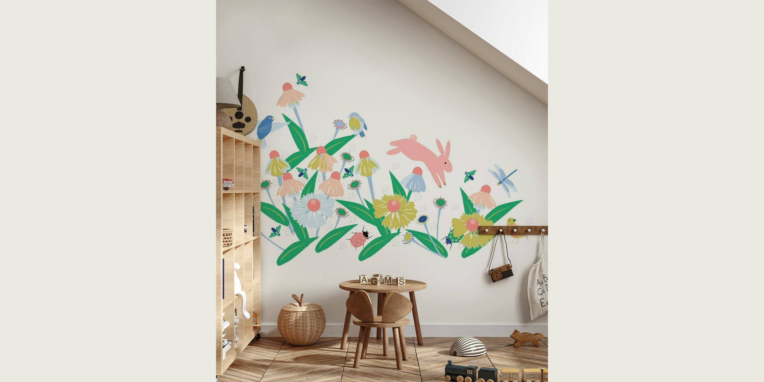 Pastelkleurige bloemenmuurschildering met vogels en vlinders