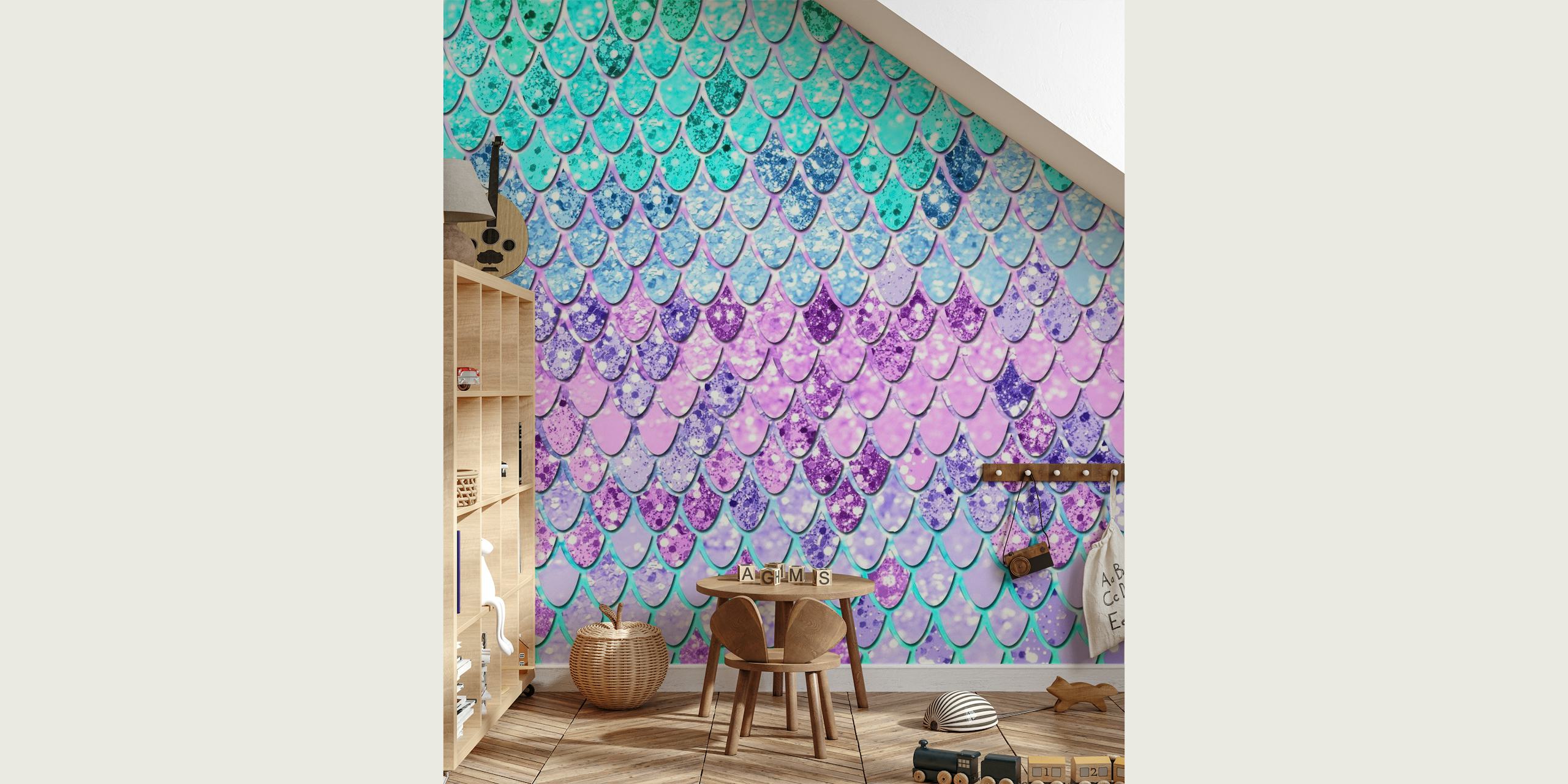 Papier peint mural à motif d'écailles de sirène irisé avec des bleus aqua et des violets et un effet scintillant