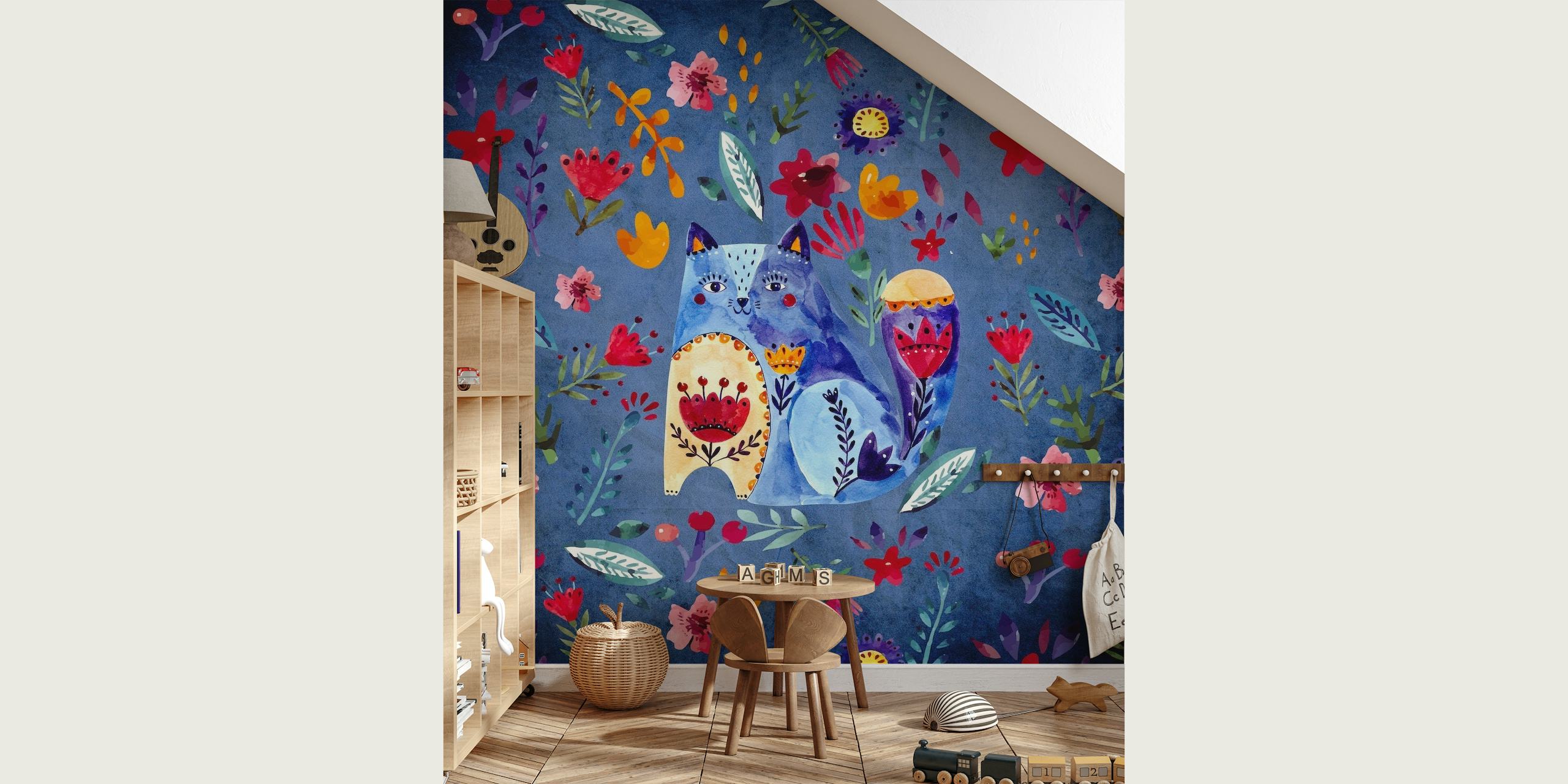 Doodle Cat and Flowers vægmaleri med håndtegnede katte og farverige blomstermønstre på en blå baggrund.