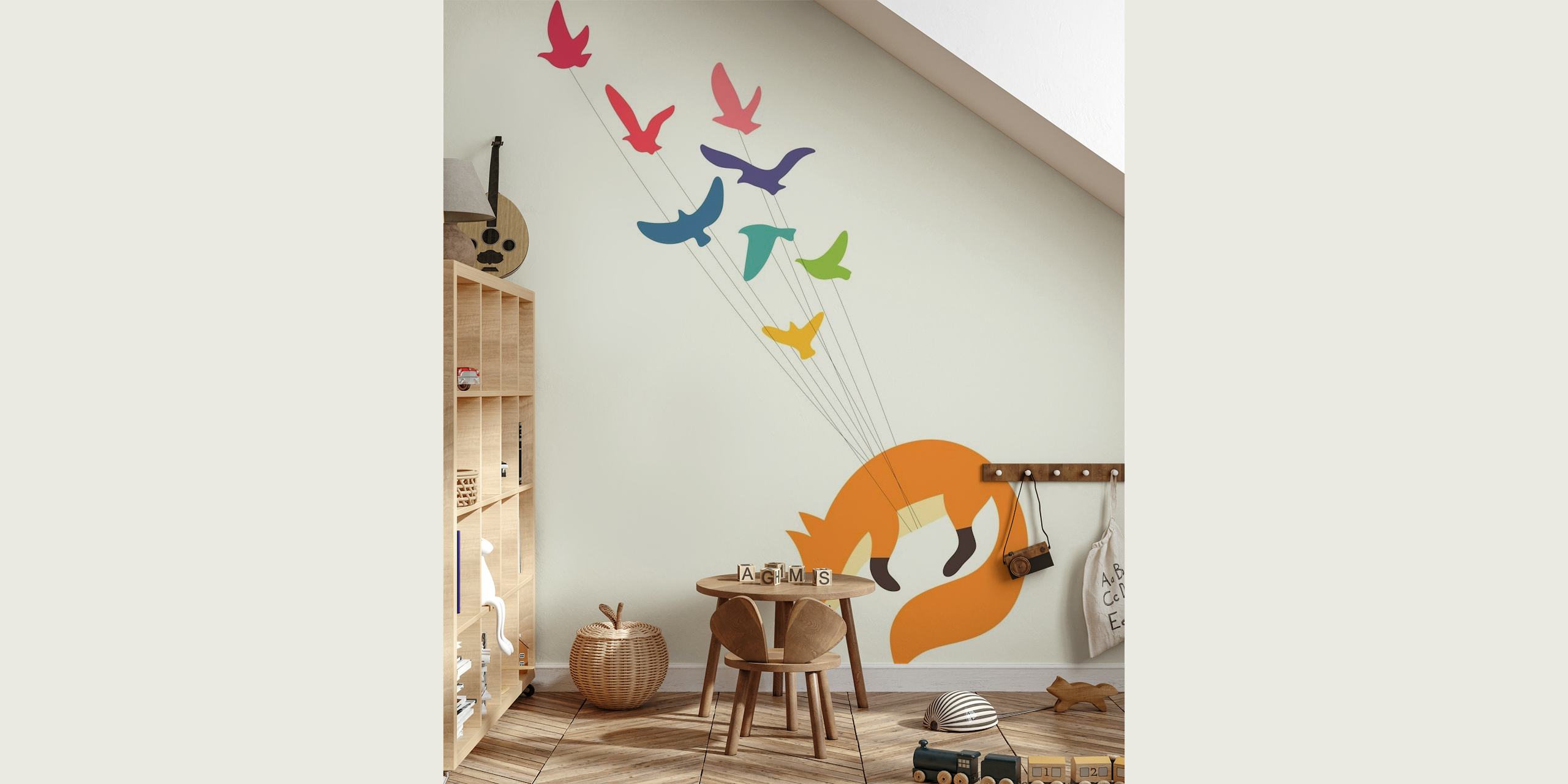 Illustrazione di una volpe trascinata via da un murale di uccelli colorati