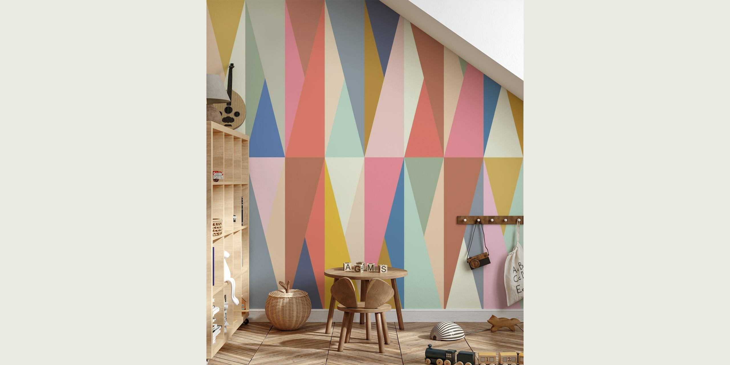 Eklektinen geometrinen kolmiokuvioinen seinämaalaus pehmeissä sävyissä