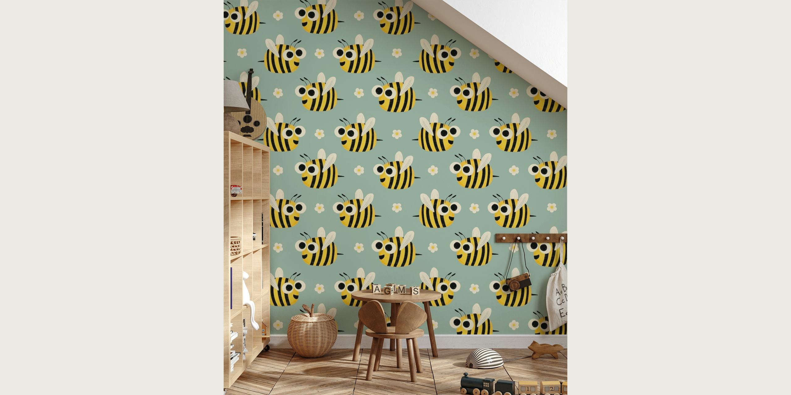 Ilustracija razigranih pčela na plavoj pozadini zidnog murala