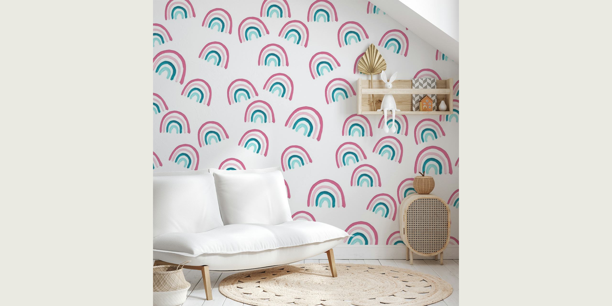 Pastellisateenkaarikuvioinen seinämaalaus, jossa pehmeät vaaleanpunaiset ja vihreät valkoisella taustalla