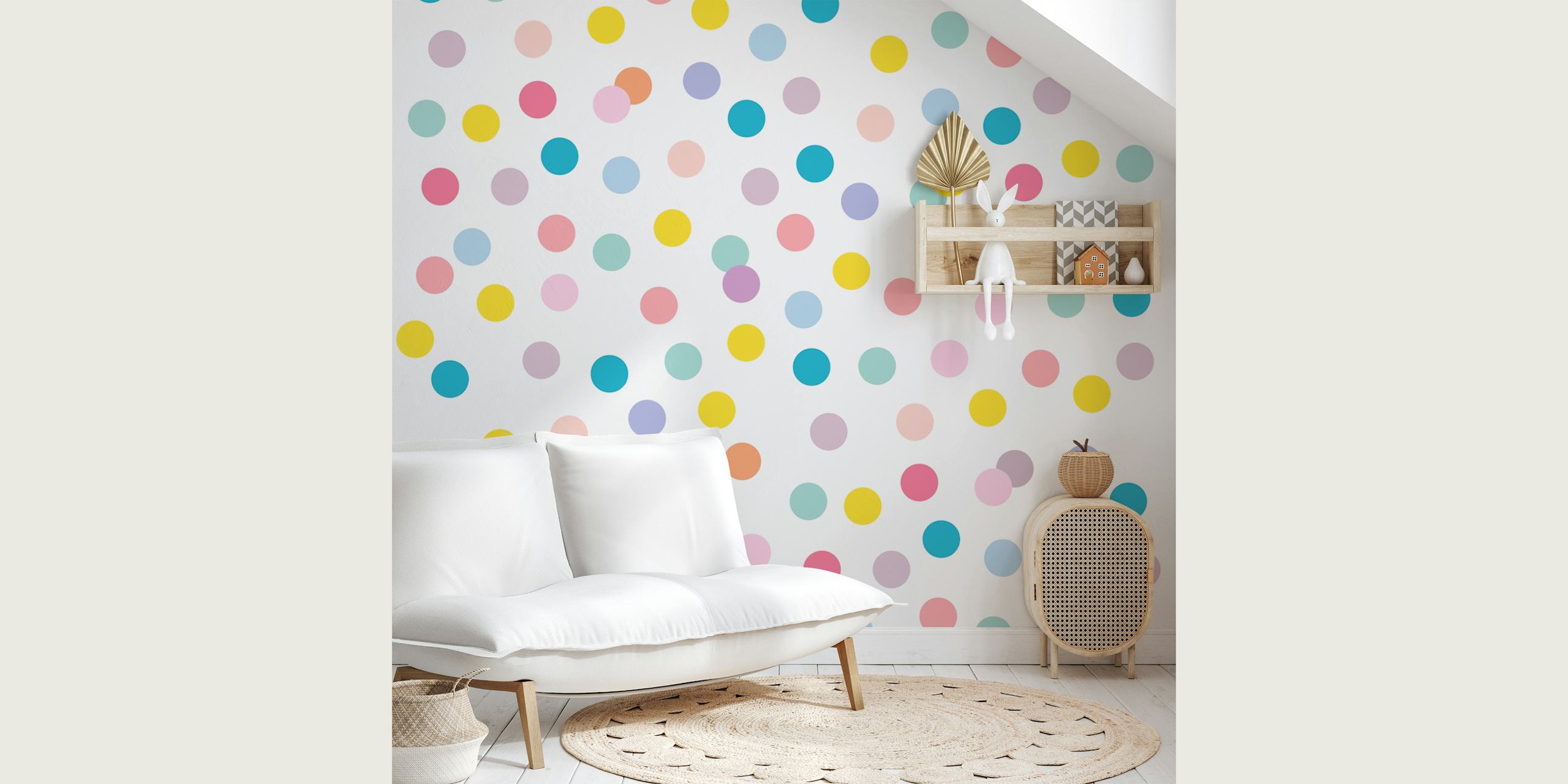 Fargerikt prikkete mønster på et veggmaleri med en rekke lyse farger spredt på en hvit bakgrunn