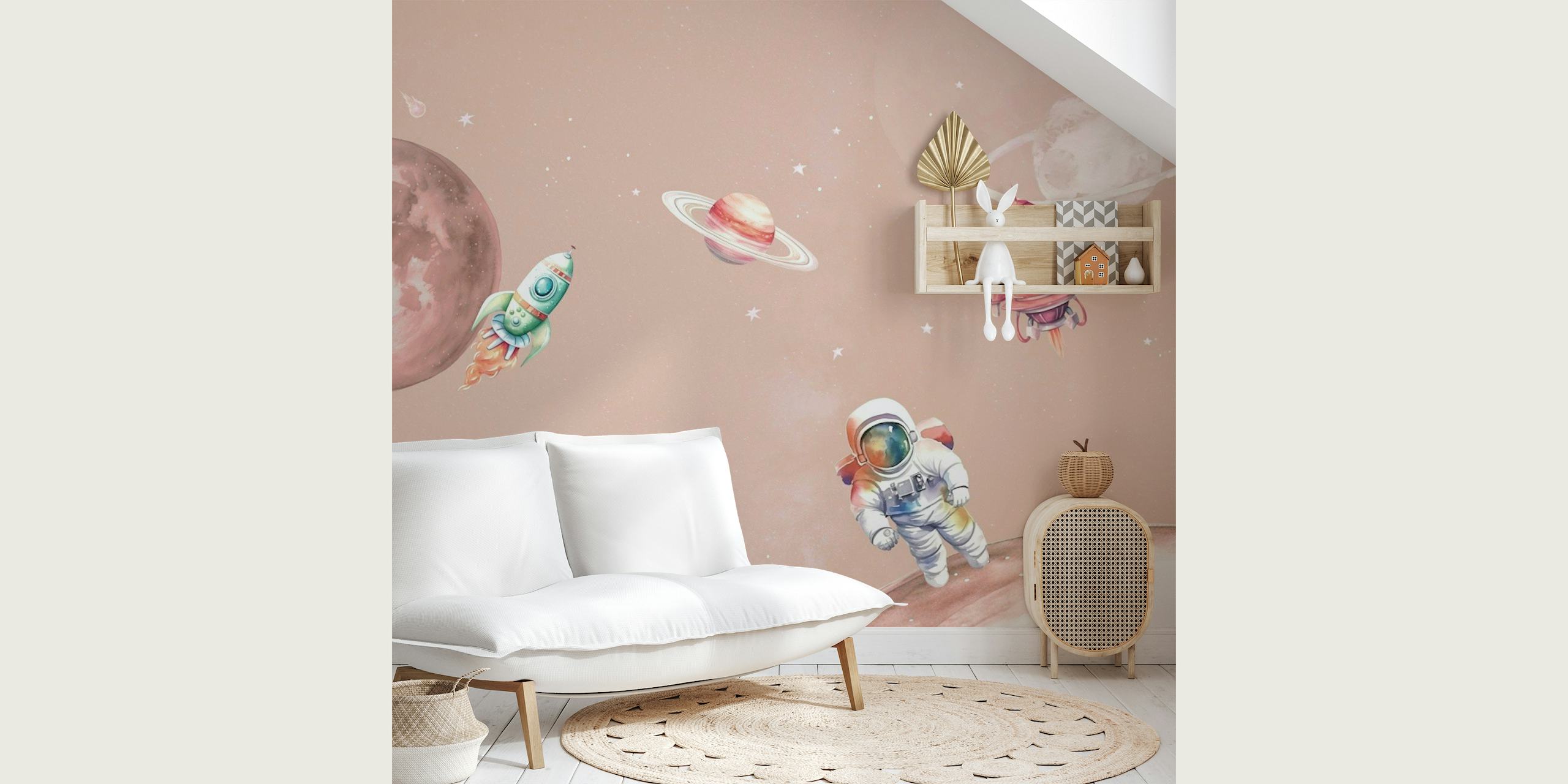 Tegneserie-stil rumscene-vægmaleri med en astronaut, planeter og rumskibe på en rødlig pink baggrund.