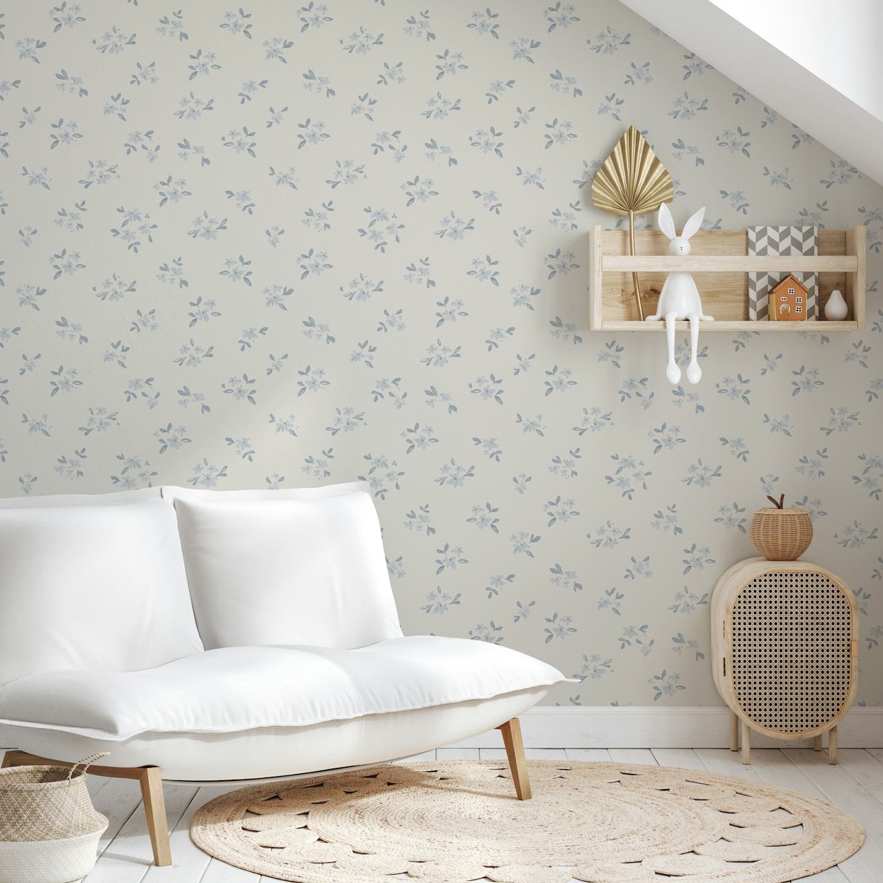 Papel pintado William Soft Floral Misty Blue en una habitación