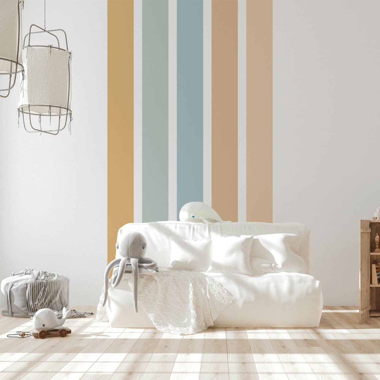 Striped wallpaper i en nursery-miljö