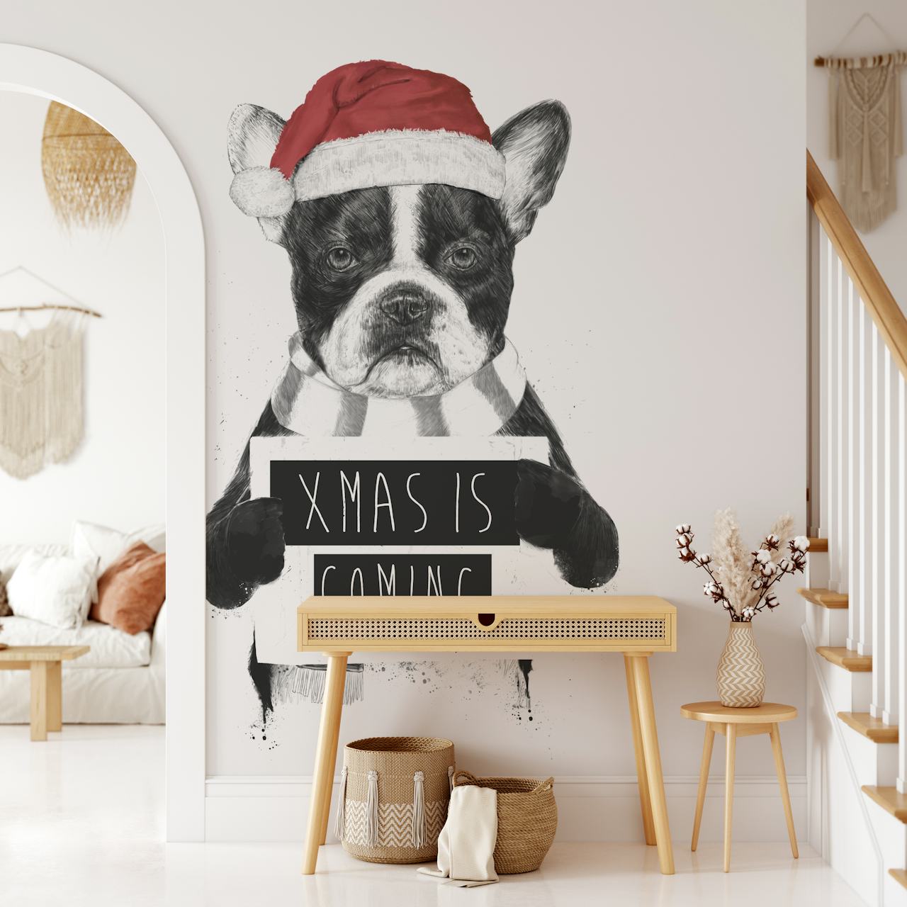 Hund in einem Weihnachtsmannhut mit Xmas is coming Schild