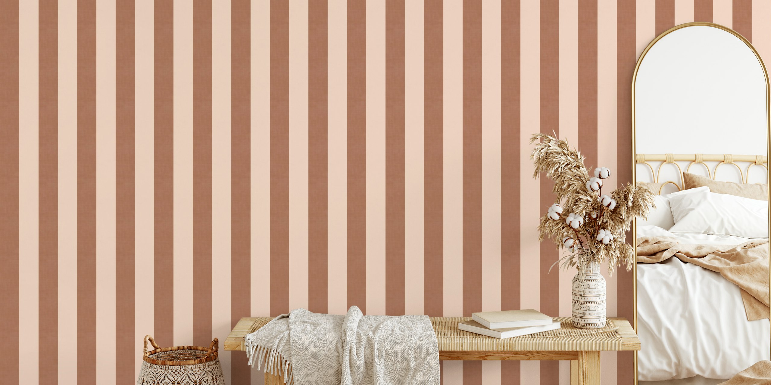 Papier peint Mocha Mousse Brown Stripes dans une pièce