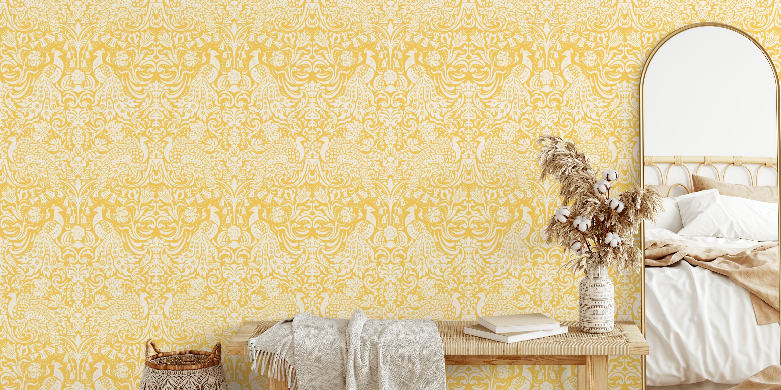 Peacock Damask in Beeswax papel de parede em um quarto