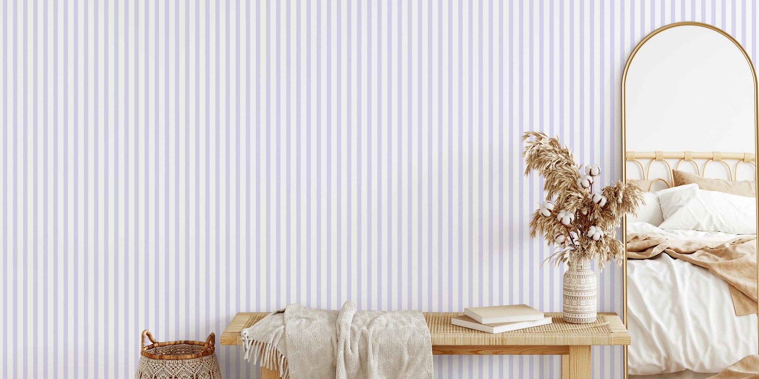 Classic thin stripes muted lavender tapet i et rum