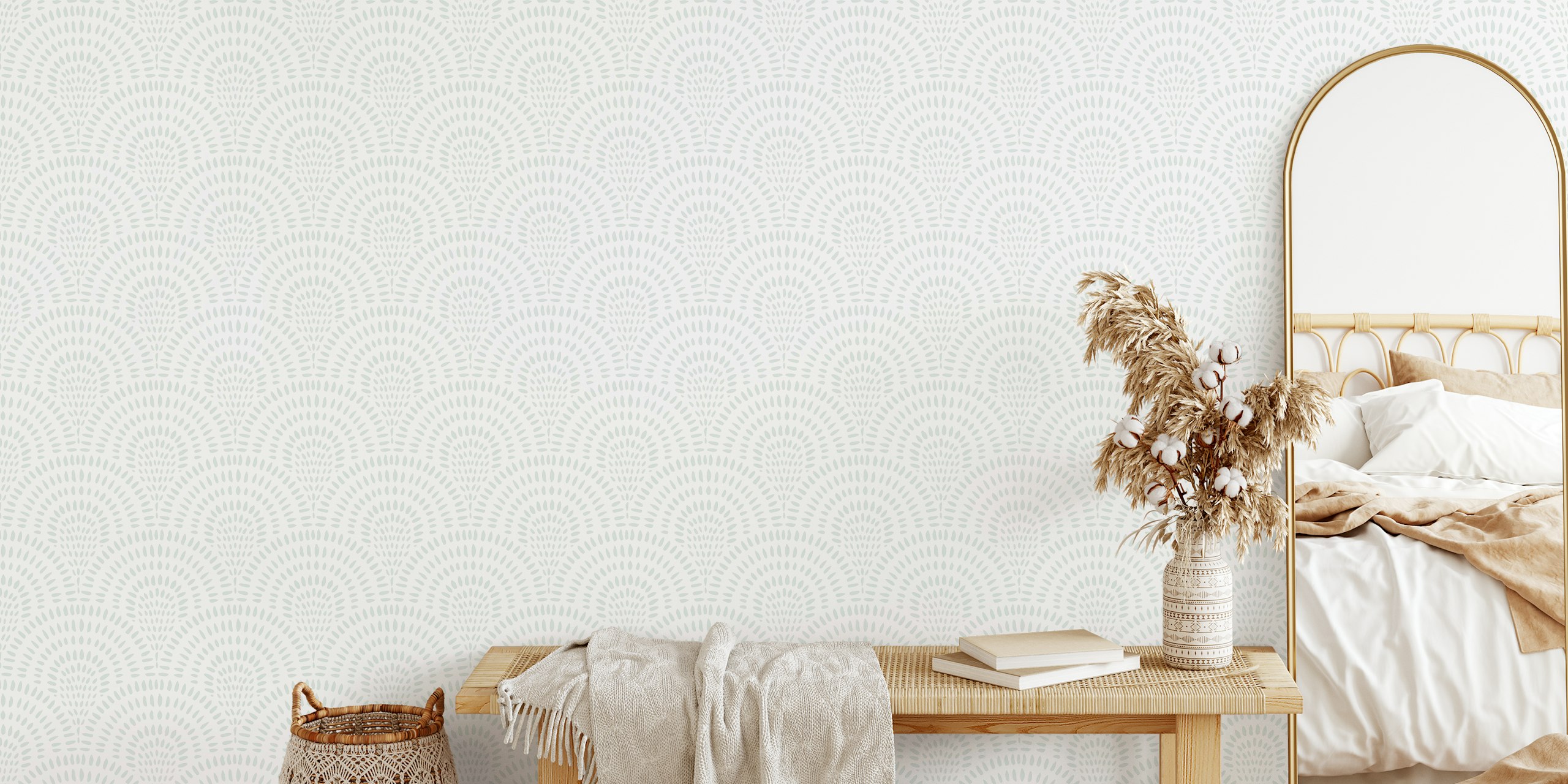 Scallops gray on creamy white behang in een kamer