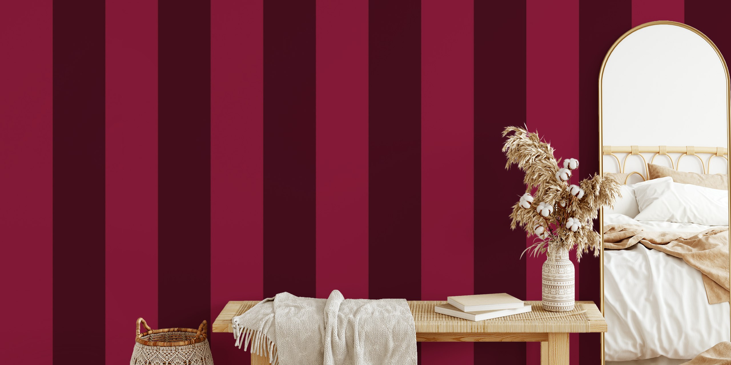 Elegant carta da parati a righe burgundy in una stanza