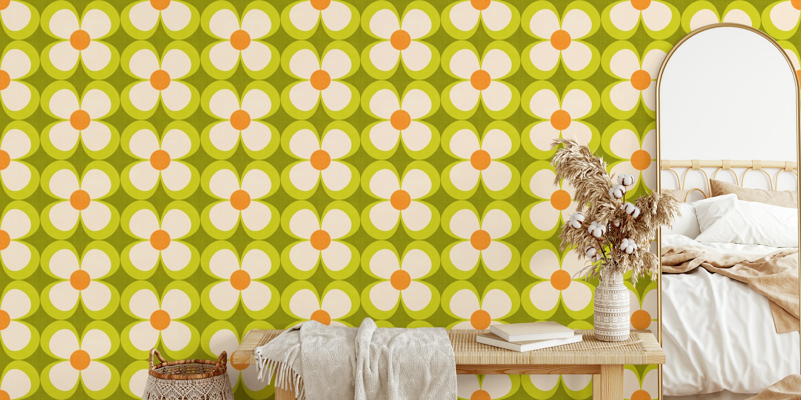 Retro bloemenpatroon in groen en oranje op beige achtergrond wallpaper