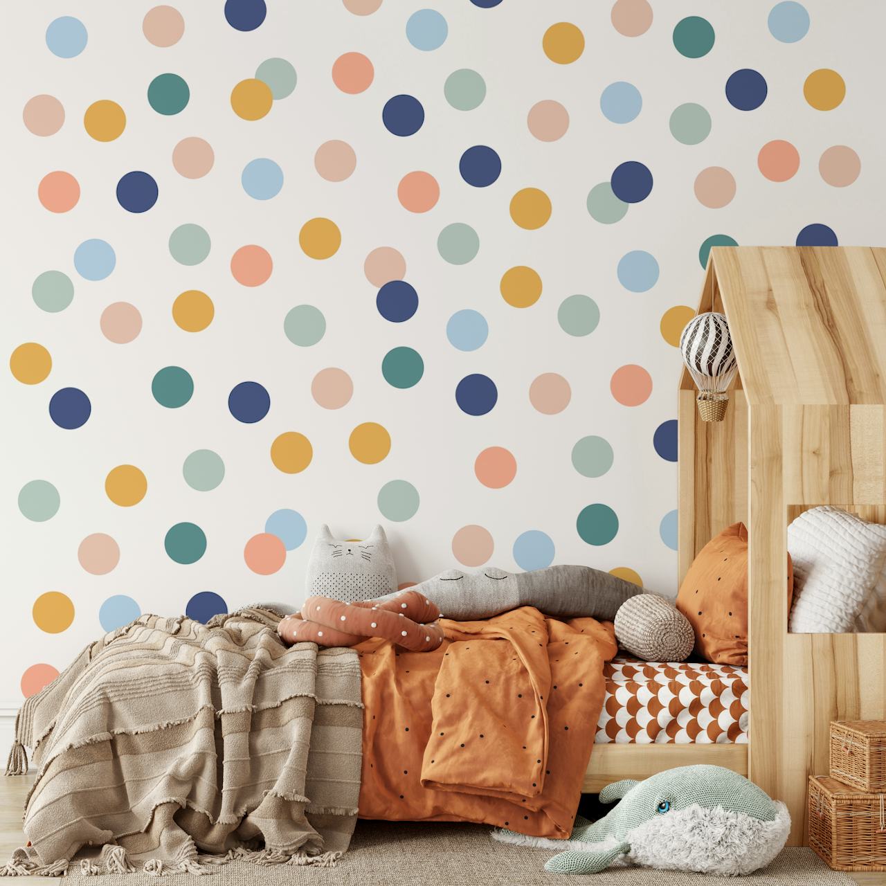 Colorful Polkadots behang in een kamer