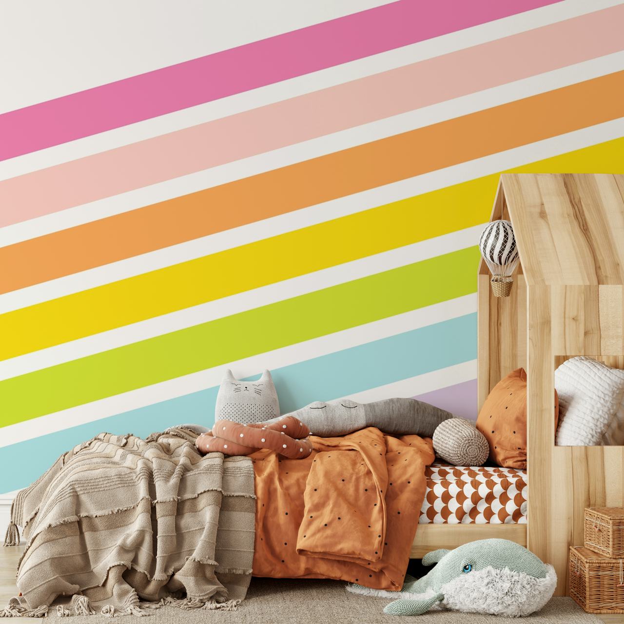 Carta da parati con vivaci e colorate strisce arcobaleno disposte in diagonale