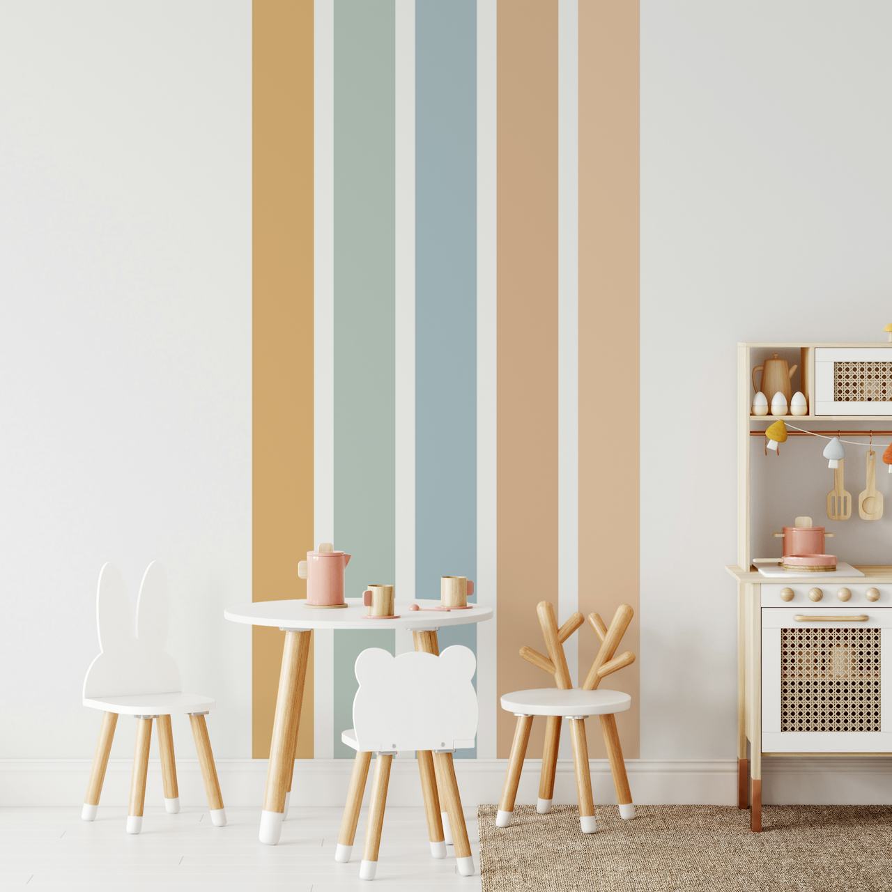 Striped wallpaper i en nursery-miljö