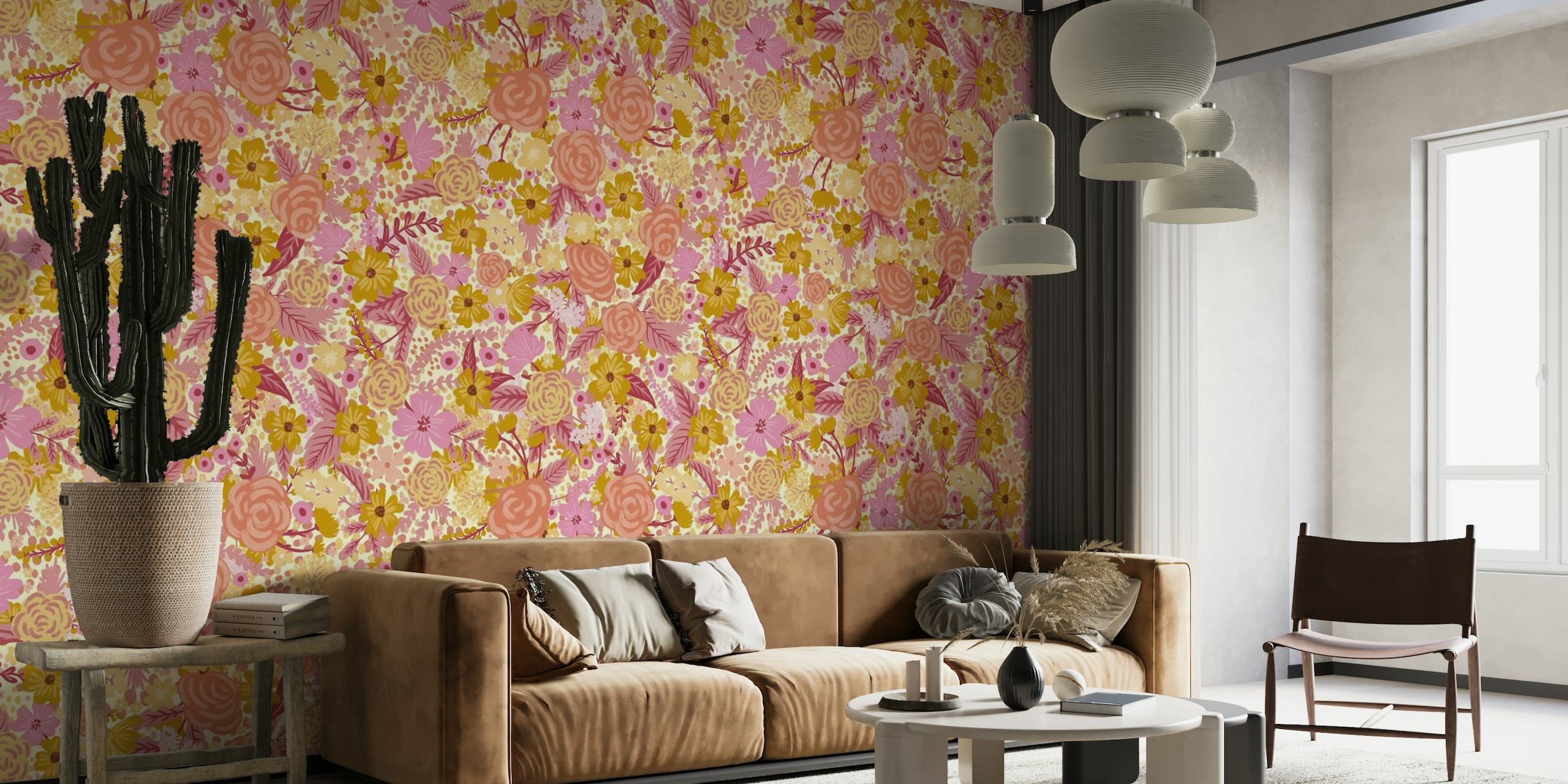 Abstrakti kukkainen seinämaalaus pehmeillä pinkeillä, kullalla ja neutraaleilla sävyillä, ruusuilla ja koiranputkella aineettomassa kuviossa