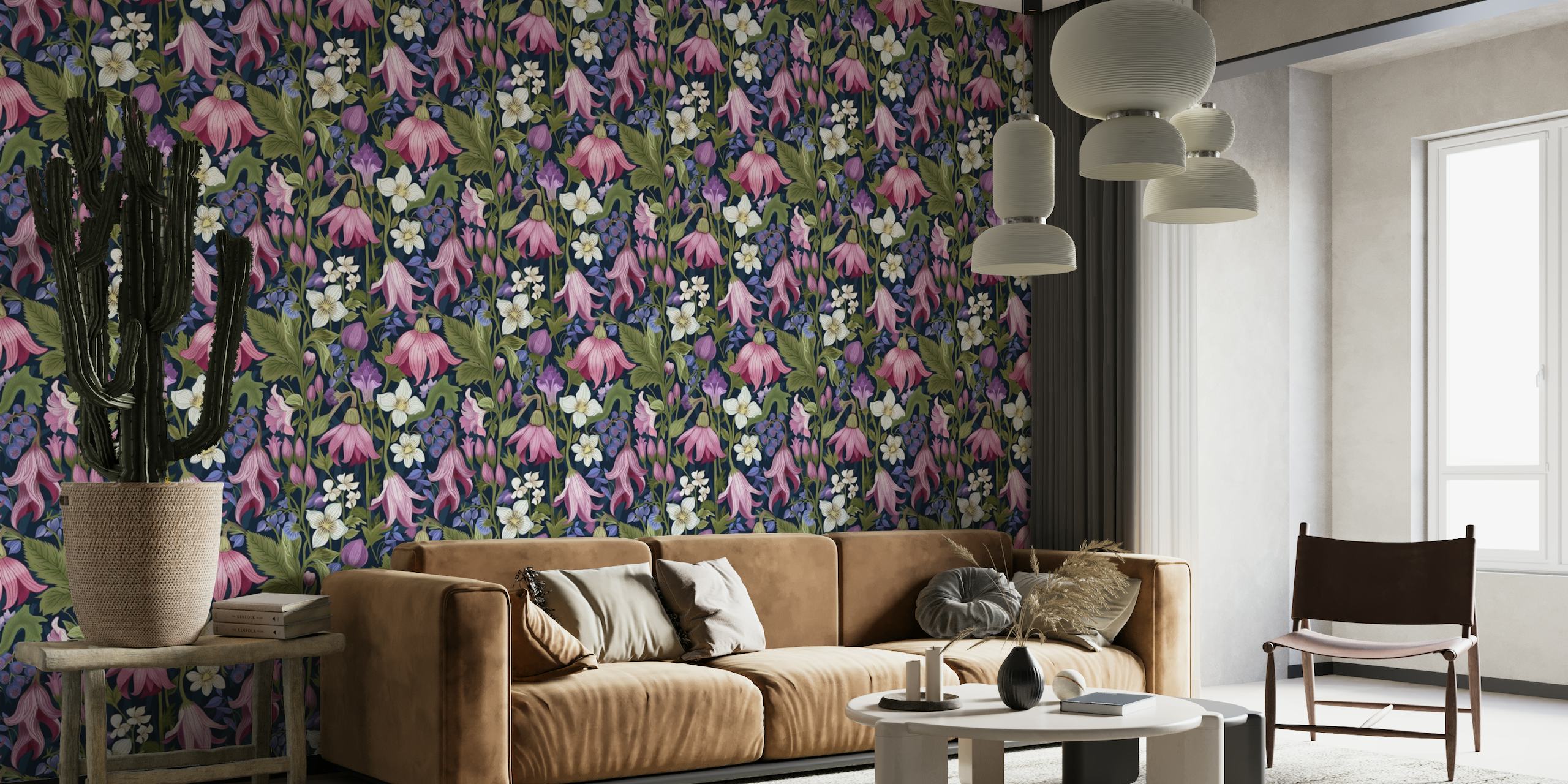 Elegante mural de parede botânico com flores exuberantes em rosa, roxo e branco sobre um fundo azul profundo