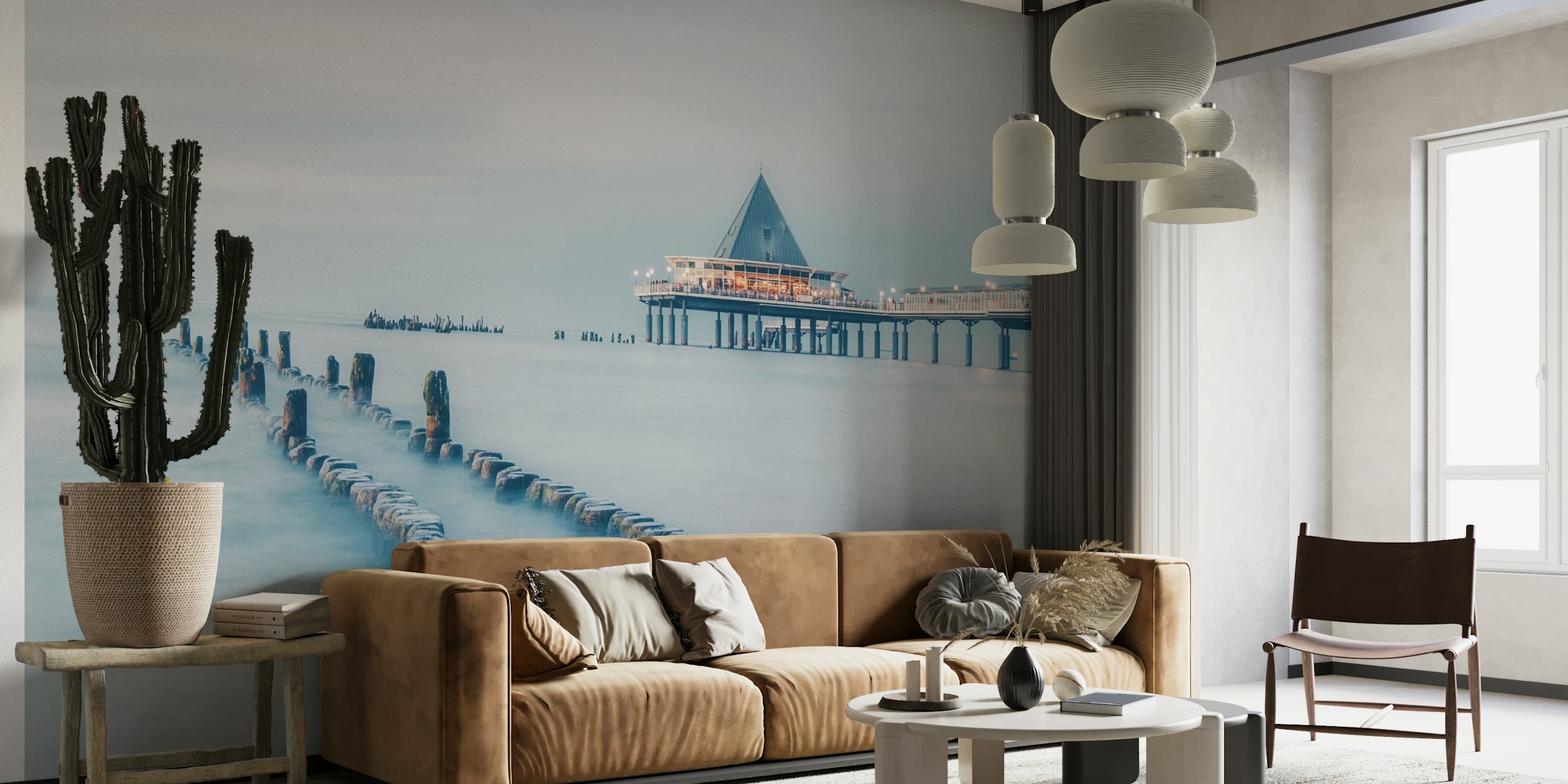 Pier Heringsdorfin seinämaalaus sumuisella merimaisemalla ja aamunkoitolla