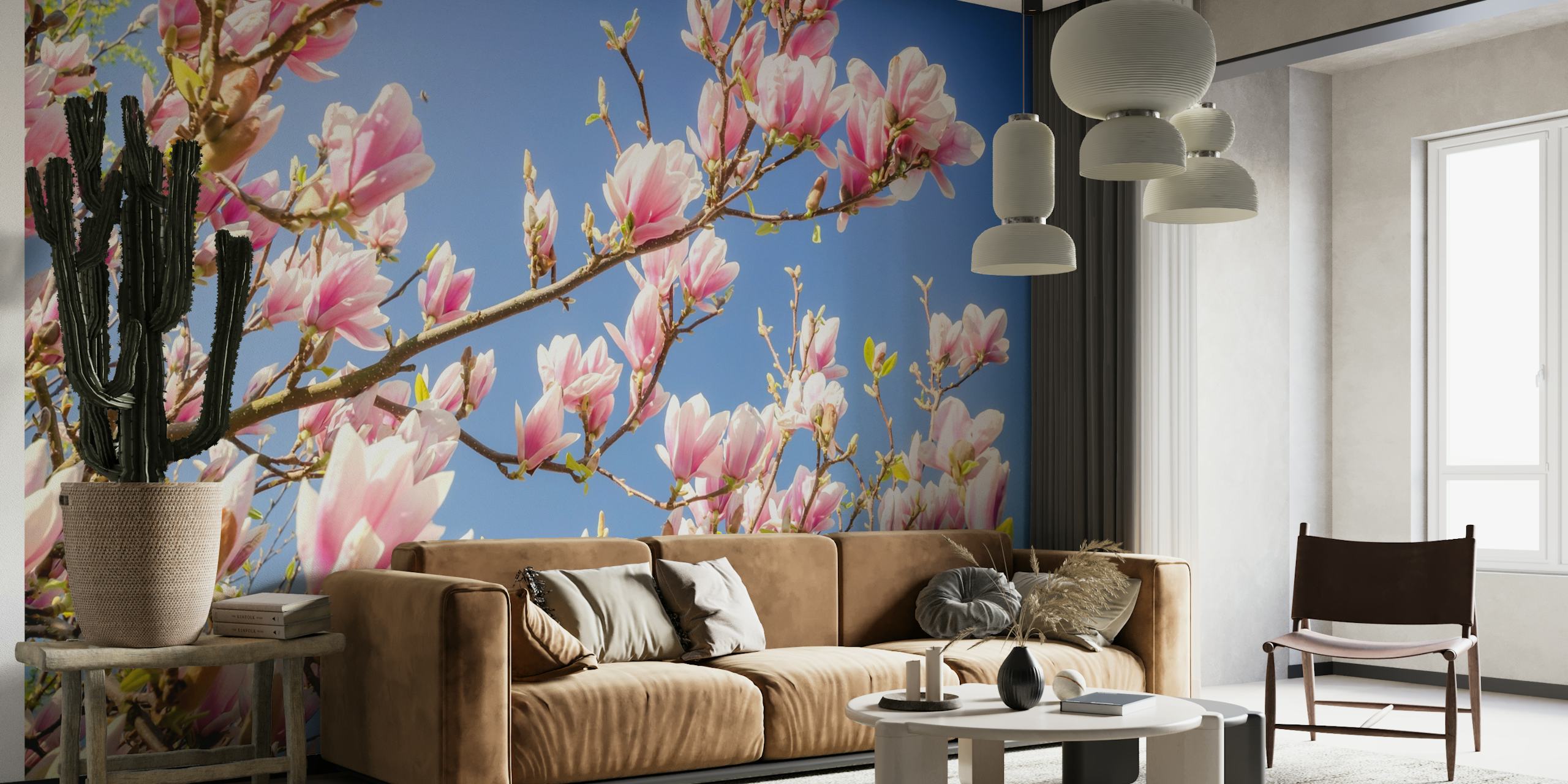 Fiori di magnolia rosa sotto un murale con cielo blu