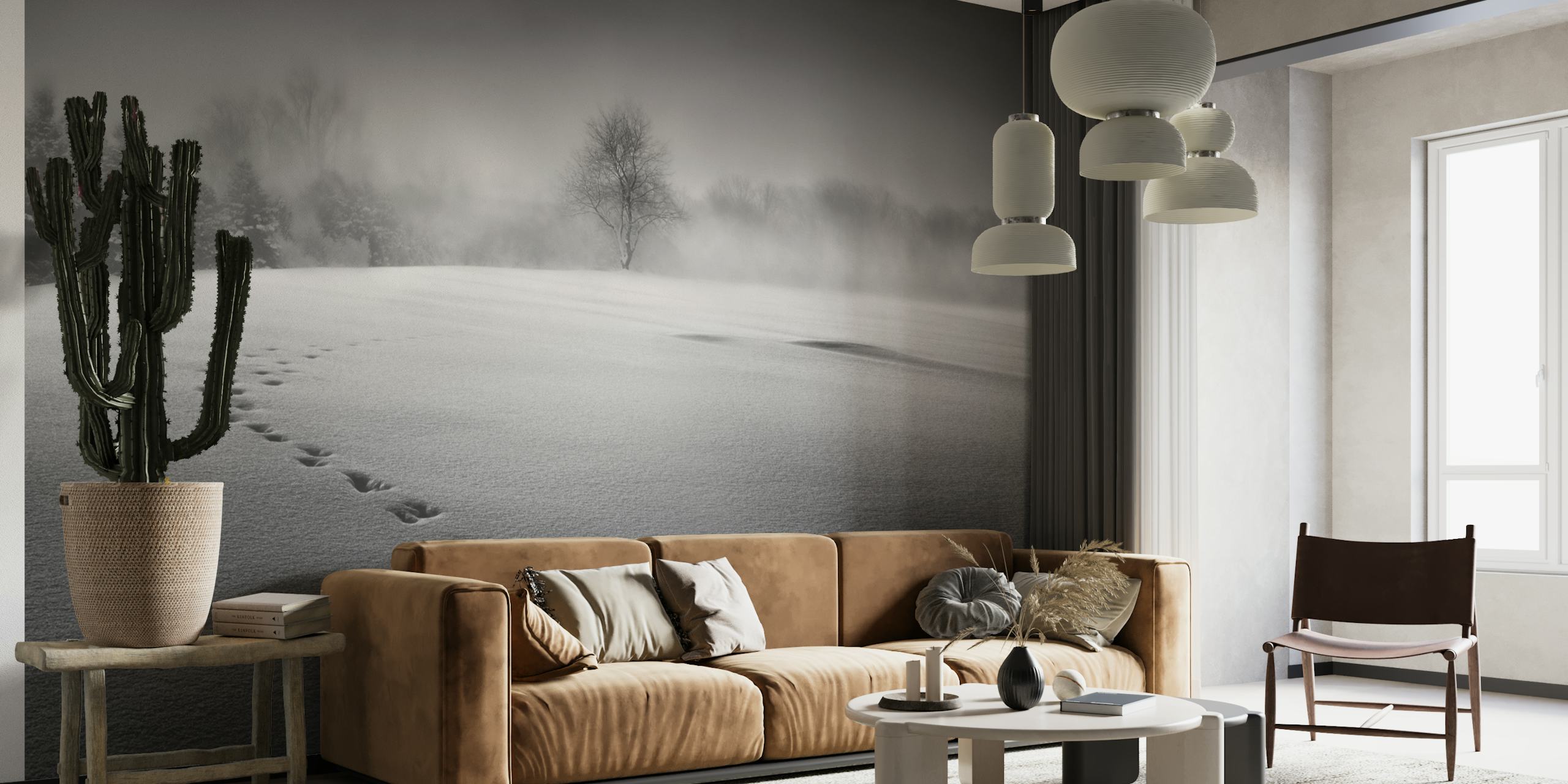 Snødekt landskap med fotspor og tåkete trær i svart-hvitt