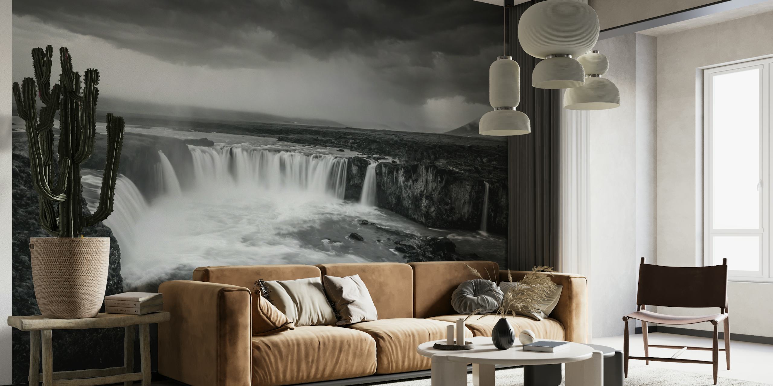 Mural de parede preto e branco de uma poderosa cachoeira sob um céu tempestuoso, evocando uma atmosfera mítica e antiga