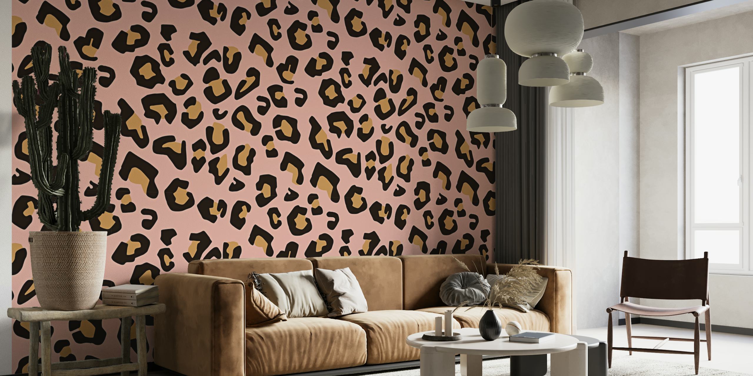Moderni leopardikuvioinen seinämaalaus vaaleanpunaisella taustalla