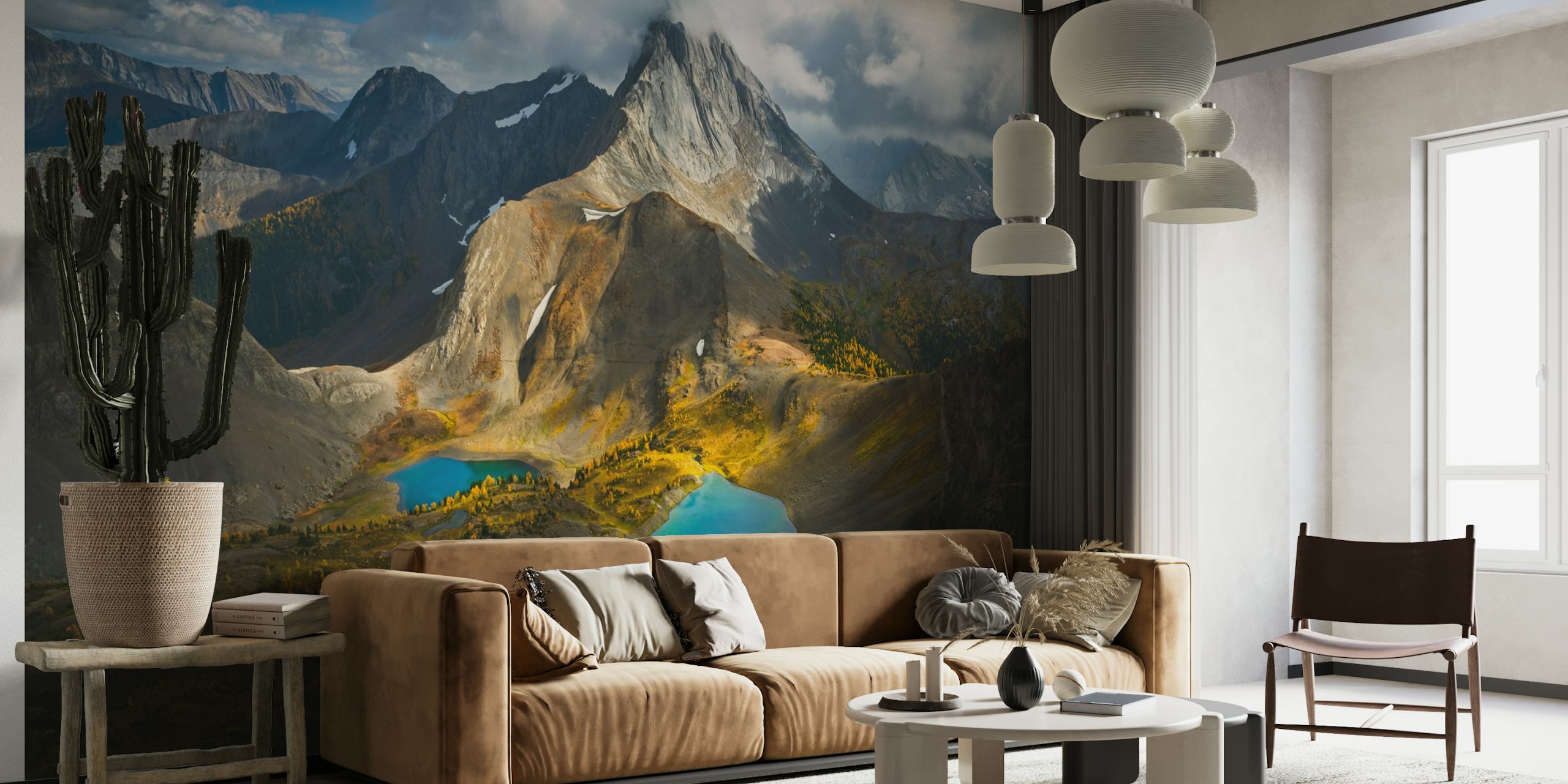 Paesaggio montano del Monte Smutwood con colori autunnali e murale con laghi alpini