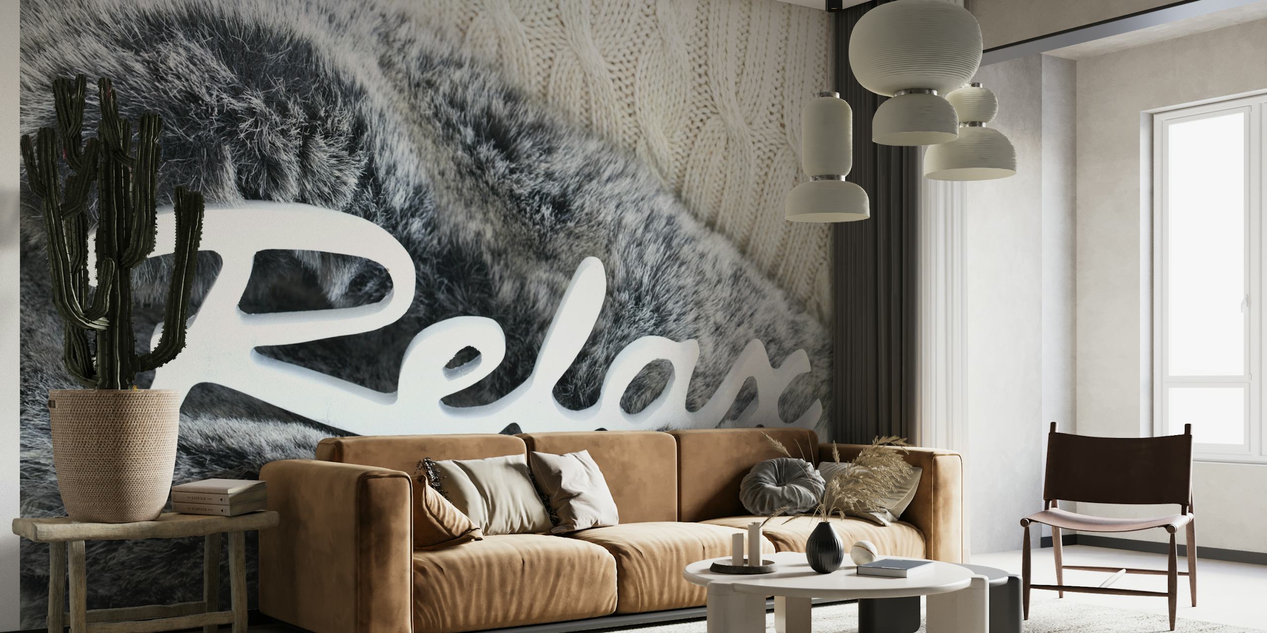 Seinämaalaus simuloidulla turkistekstuurilla ja sanalla "Relax" tyylikkäällä käsikirjoituksella