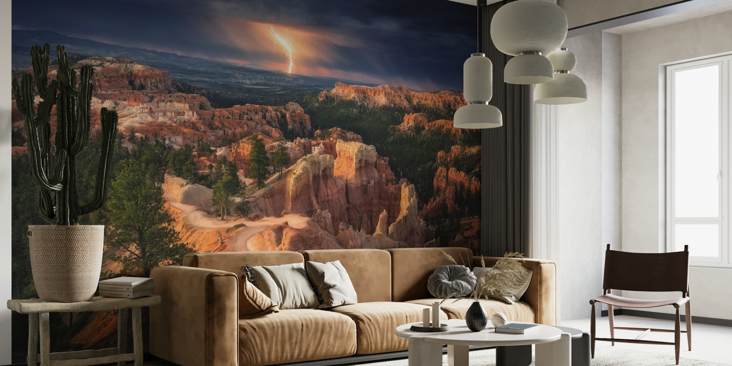 Myrskymyrsky Bryce Canyonin seinämaalauksella, jossa on dynaamisia pilviä ja valaistuja kalliomuodostelmia.