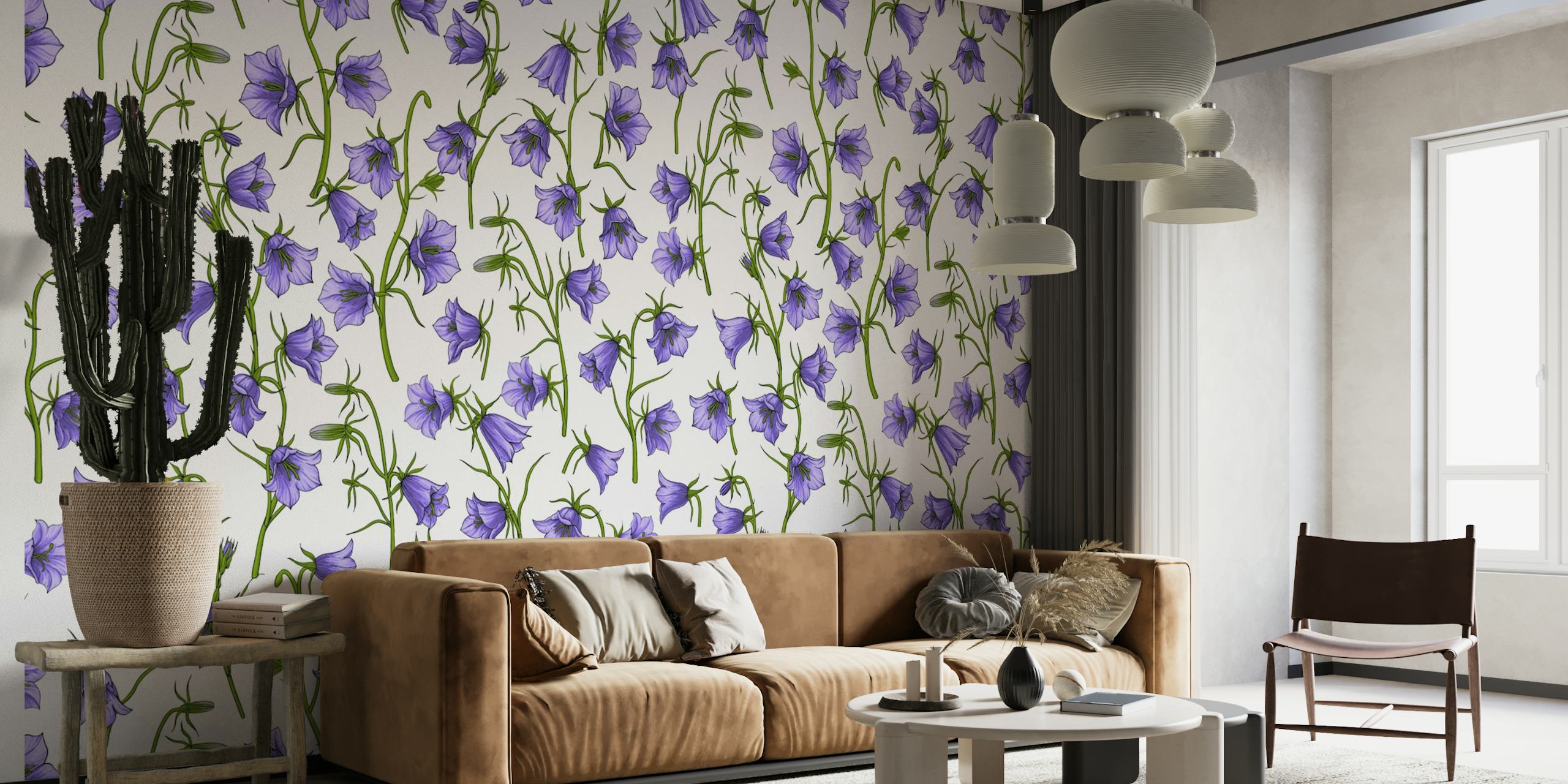 Klokkeblomster i violet vægmaleri med et gentaget mønster af violette klokkeformede blomster på en hvid baggrund