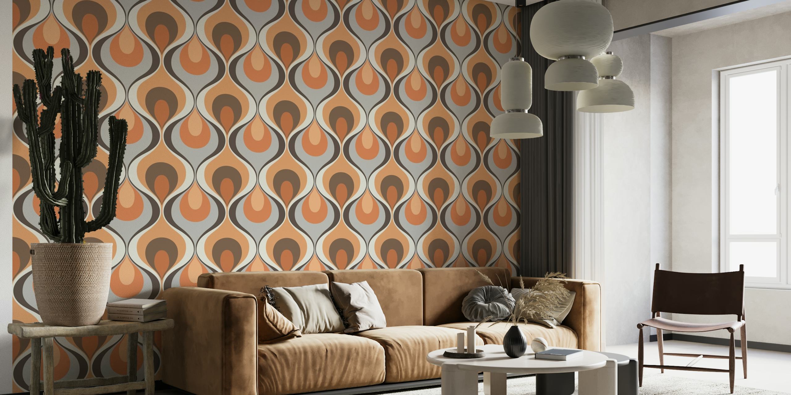 Retro-inspireret vægmaleri med orange og beige geometriske mønstre på en dæmpet grå baggrund